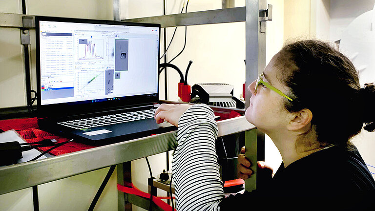 Postdoktorandin Gülce Kurtay arbeitet an Board der ALKOR mit dem CytoSub.