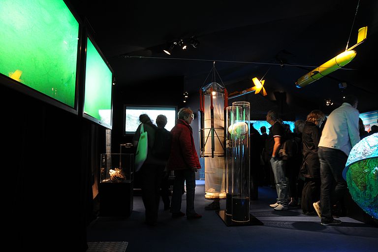 The exhibits inside the Schleswig-Holstein tent provide fascinating insights into modern marine research. Photo: M. Nicolai, GEOMAR