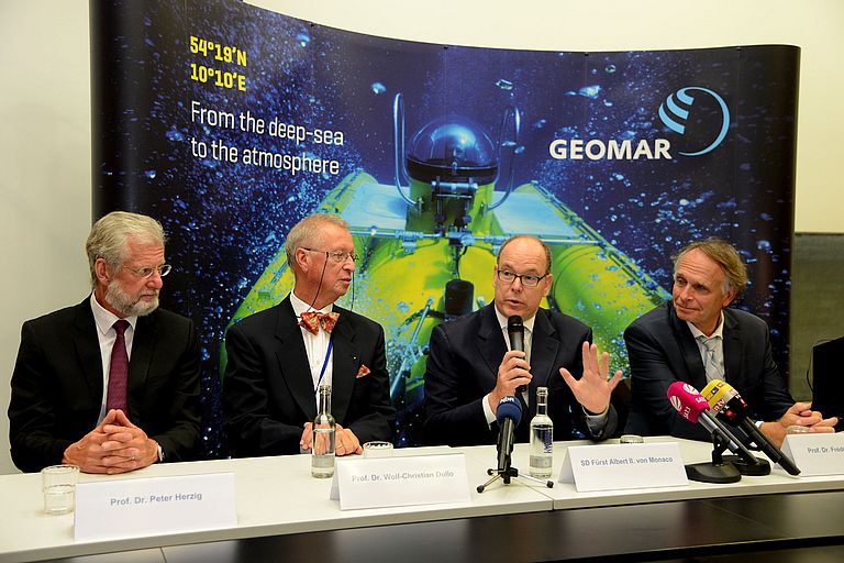 Pressekonferenz zur Verleihung des Deutschen Meerespreises an S.D. Fürst Albert II. von Monaco: Prof. Peter Herzig (Direktor GEOMAR), Prof. Wolf-Christian Dullo (GEOMAR, deutscher Delegierter des Mittelmeerforschungsrates CIESM), S.D. Fürst Albert II von Monaco, Prof. Frédéric Briand (Direktor CIESM) (Von links nach rechts). Foto: T. Eisenkrätzer.