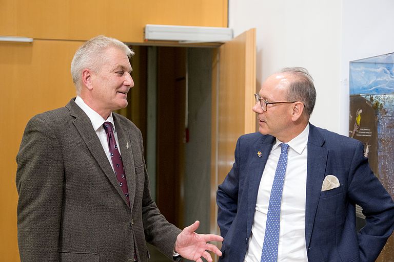 Auch Rupert Holborow, Neuseelands Botschafter in Deutschland (re.), gratulierte Dr. Cornel de Ronde zum Exzellenz-Preis der Petersen-Stiftung. Foto: Jan Steffen/GEOMAR