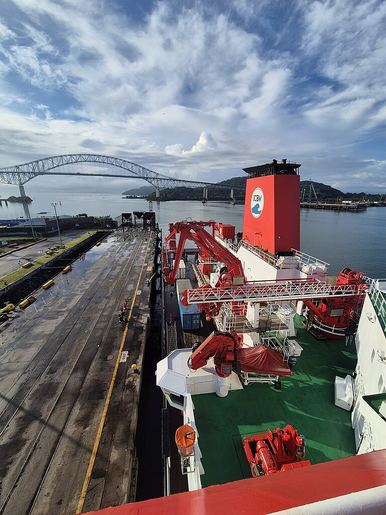 [Translate to English:] Schiff an der Pier, im Hintergrund die Brücke "Puente de las Américas" 