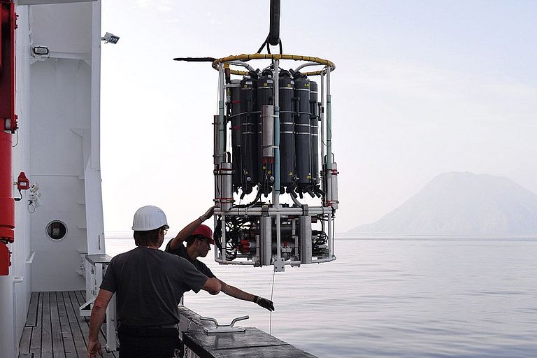 Einsatz einer CTD-Sonde zur Vermessung der Wassersäule vor der Vulkaninsel Stromboli. Foto: Thore Sager / GEOMAR