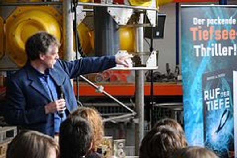 Der Meeresgeologe Professor Colin Devey vom IFM-GEOMAR hat die Autoren beraten und beantwortet während der Buchpräsentation Fragen von Schülern zur Tiefsee. Foto: J. Steffen, IFM-GEOMAR