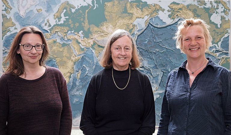 WEB Executive Committee Members Prof. Dr. Anja Engel (left) and Dr. Marion Jegen (right) with Dr. Susan Humphris. Photo: Jan Steffen/GEOMAR