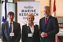 Von links: Prof. Doug Wallace, neuer wissenschaftlicher Direktor des Halifax Marine Research Institutes, Dr. Martha Crago, Vice-President- Research, Dalhousie University, Prof. Peter Herzig, Direktor IFM-GEOMAR. Foto: Dalhousie University.