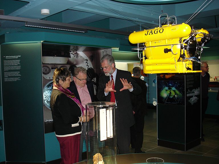 GEOMAR Direktor Prof. Dr. Peter Herzig erläutert Besuchern Exponate in der neuen Dauerausstellung zur Meeresforschung. Foto: GEOMAR.