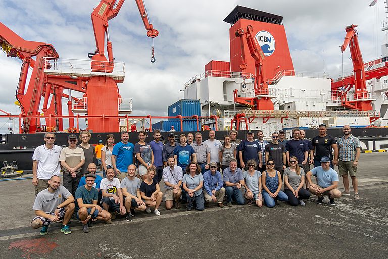 Die Teilnehmerinnen und Teilnehmer der Expedition SO267 und das Forschungsschiff SONNE kurz vor dem Ablegen aus dem Hafen von Suva (Fidschi). Foto: Philipp Brandl + Nico Augustin/GEOMAR