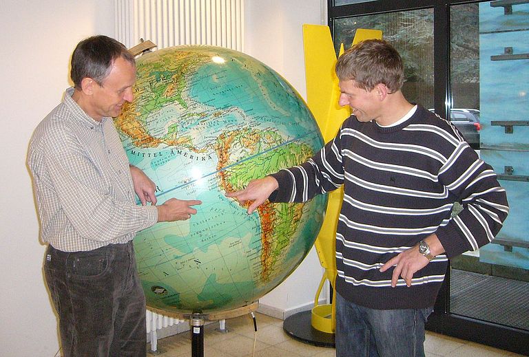 Prof. Martin Frank (rechts) leitete auf dem Meteor-Fahrtabschnitt, der Weihnachten begann, die Untersuchungen der küstennahen Regionen vor Peru, während Dr. Lothar Stramma (links) in den nächsten Wochen die Probennahme im offenen Südpazifik leiten wird.
