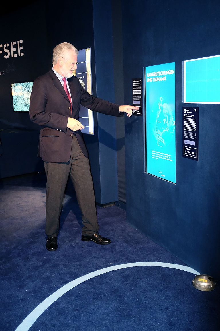 Professor Peter Herzig erklärt an zwei interaktiven Exponaten der Kieler Meeresforschung, wie gefährlich Hangrutschungen und Erdebeben am Meeresboden sein können. Foto: Jan Steffen, GEOMAR