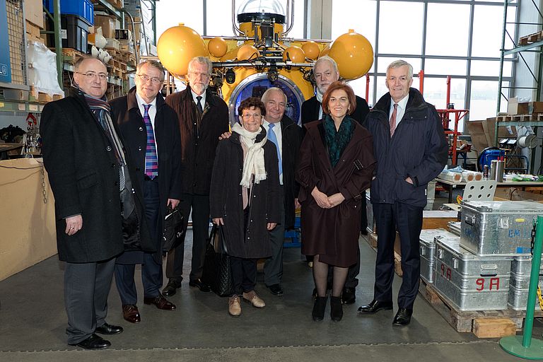 Besuchergruppe von EU-Parlamentariern unter der Leitung von Reimer Böge (2.v.l.) mit Prof. Dr. Peter Herzig (3.v.l.) vor dem Forschungstauchboot JAGO. Foto: Jan Steffen, GEOMAR.