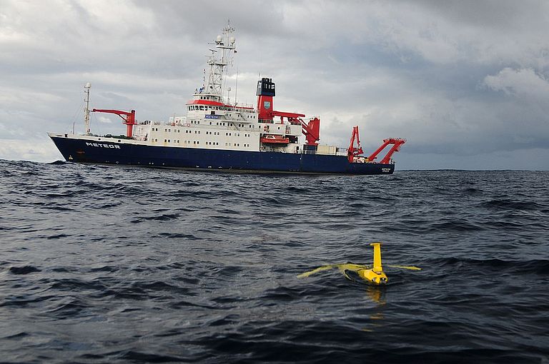 German research vessel METEOR with a single glider. Photo: Holger v. Neuhoff, IFM-GEOMAR
