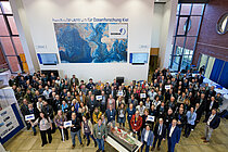 Gruppenbild in dem Foyer eines Forschungszentrum, rund 150 Menschen 
