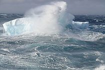 Harte Bedingungen im Südpolarmeer. Forschungsschiffe können hier nur im antarktischen Sommer arbeiten. Für Langzeitmessungen sind Wissenschaftler auf am Meeresboden verankerte Observatorien angewiesen. Foto: M Visbeck, IFM-GEOMAR