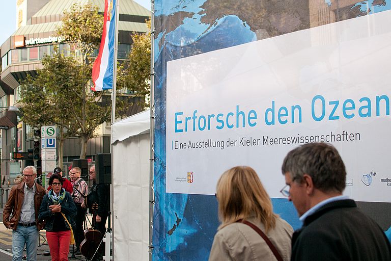 Mehrere tausend Menschen besuchten am 2. und 3. Oktober die Ausstellung der Kieler Meereswissenschaften im Schleswig-Holstein-Zelt auf der Ländermeile in Stuttgart. Foto: J. Steffen, GEOMAR
