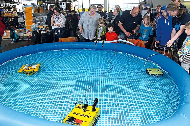 In einem Wasserbecken konnten die Gäste selbst Unterwasserroboter im Miniaturformat steuern. Foto: Andreas Villwock, GEOMAR