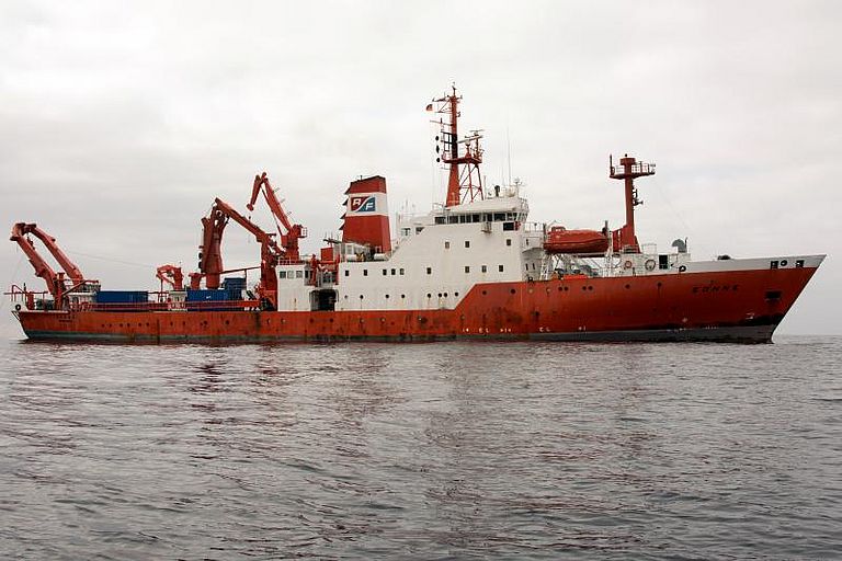 The predecessor, the first RV SONNE, with their characteristic red hull. She served as German research vessel from 1977 until 2014. Photo. Roland Knauer