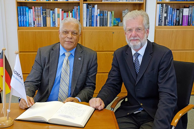 Dr. José da Silva Gonçalves (li.) trägt sich ins Gästebuch des GEOMAR ein. Rechts: GEOMAR-Direktor Professor Peter Herzig. Foto: Jan Steffen/GEOMAR
