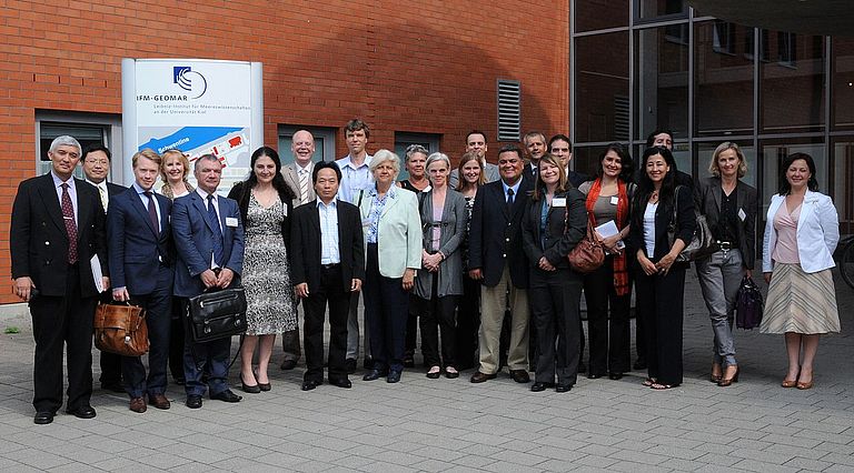 Die Wissenschaftsreferenten vor dem Gebäude des IFM-GEOMAR, Foto: J. Steffen, IFM-GEOMAR.