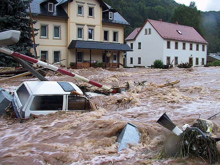 Hochwasser in Schlottwitz (Sachsen) am 15. August 2002 Foto: Hawedi (CC BY-SA 3.0)