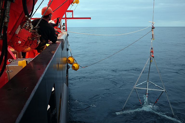 Im Dezember 2015 wird das GeoSEA-Netzwerk vor der Küste Chiles am Meeresboden installiert. Seitdem  ist es Teil des IPOC. Foto: Jan Steffen, GEOMAR