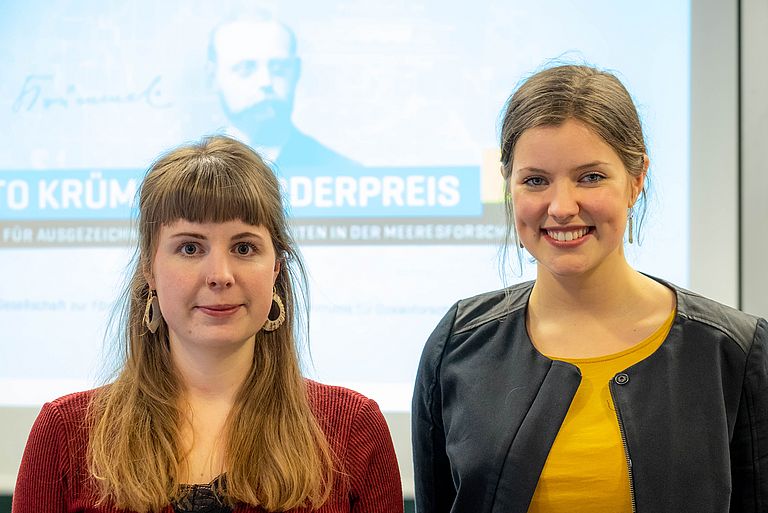 Katharina Bachmann aus Bremen und Anna Margarethe Jegen aus Kiel erhalten den Otto-Krümmel-Preis 2019. Foto: Jan Steffen/GEOMAR