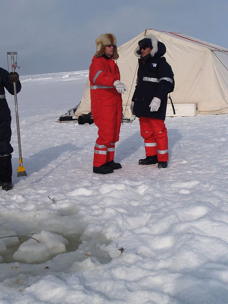 Der Ständige Vertreter des Botschafters der Bundesrepublik Deutschland in Russland, Dr. Georg Birgelen (rechts), informierte auf dem Festeis der Laptewsee über deutsch-russische Forschungen zum Klimawandel. Foto: H. Kassens, GEOMAR