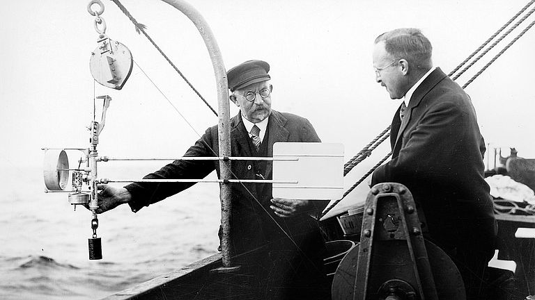 Foto: Aussetzen eines Strömungsmessers von Bord des RFD Poseidon Anfang der 1930er Jahre, Archiv GEOMAR.