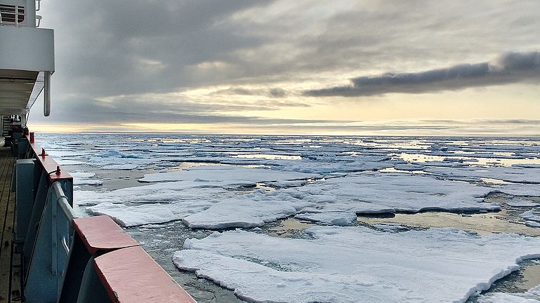 Blick auf treibende Eisschollen in der Framstraße vom britischen Forschungsschiff James Clark Ross. 