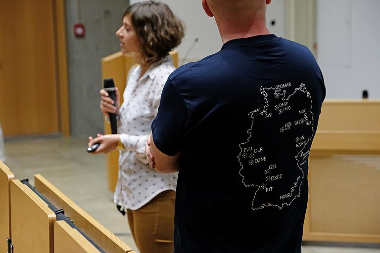 Guilia Caglio und Konstantin Kuhne, Sprecher der Helmholtz Juniors (HeJus), heißen die Promovierenden willkommen. Foto: Jan Steffen, GEOMAR