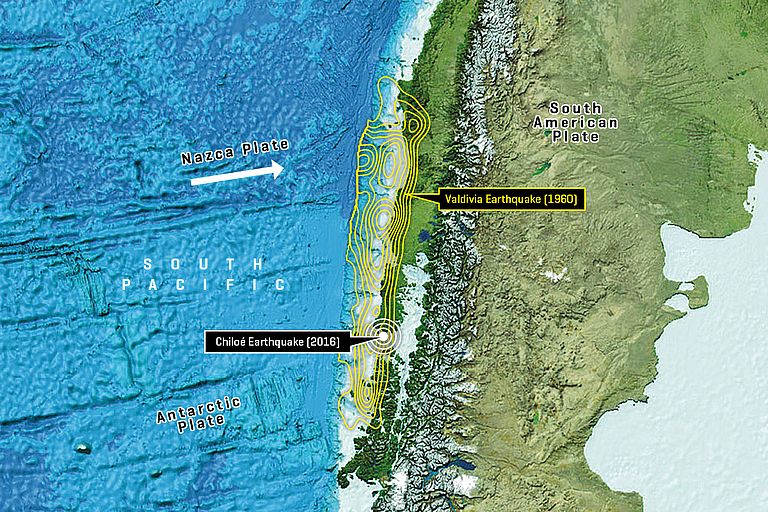 Die Nazca-Erdplatte bewegt sich im Bereich des südlichen Chile mit rund sechseinhalb Zentimetern pro Jahr Richtung Osten. Vor der chilenischen Küste trifft sie auf die südamerikanische Erdplatte und schiebt sich unter sie. Das führt wiederholt zu schweren Erdbeben. Image reproduced from the GEBCO world map 2014, www.gebco.net
