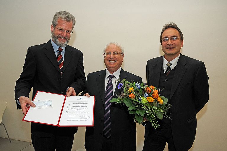 Professor Jonathan Erez (Mitte) mit IFM-GEOMAR Direktor Professor Peter Herzig (li) und Laudator Prof. Anton Eisenhauer (re). Foto: A. Villwock, IFM-GEOMAR.