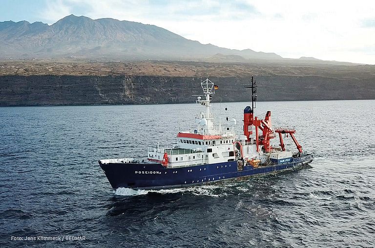 Die POSEIDON vor der kapverdischen Insel Fogo. Foto: Jens Klimmeck