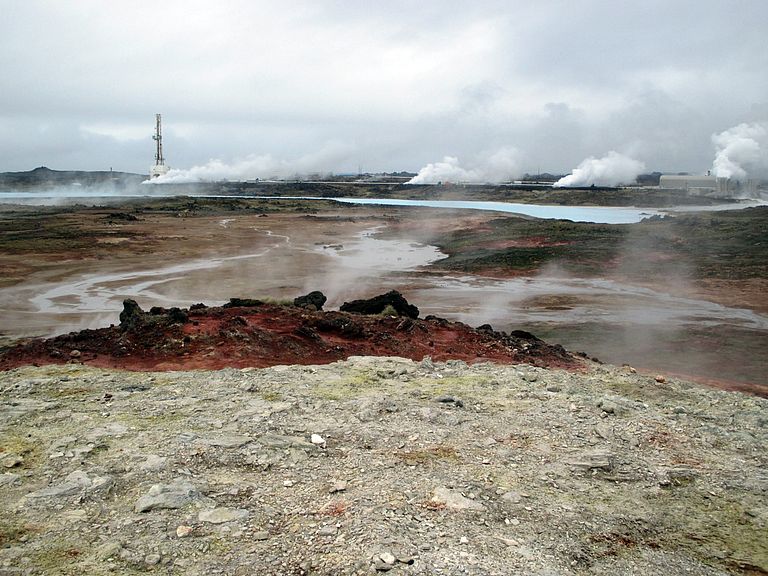 Geothermal systems on the Reykjanes peninsula (Iceland). These systems are supplied by seawater from the mid-atlantic ridge. They are geologically similar to black smokers in the deep sea. Photo: Mark Hannington, GEOMAR