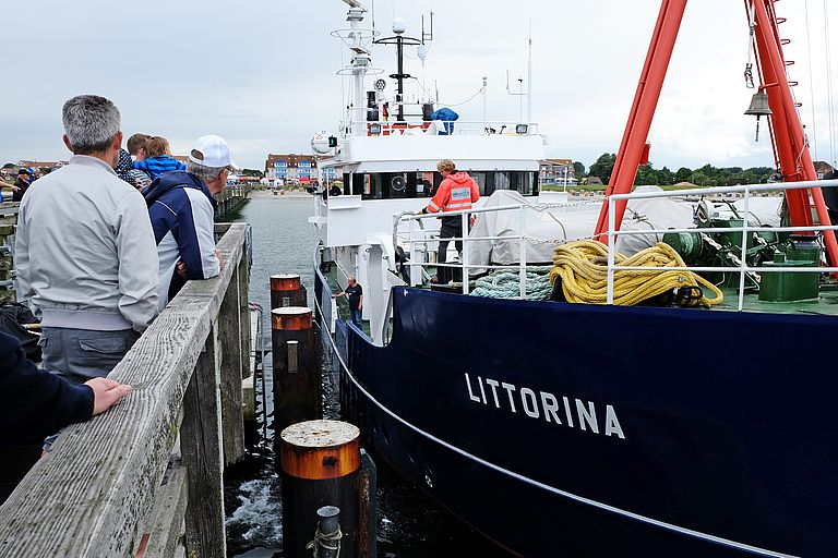 Der Forschungskutter LITTORINA legt an der Seebrücke am Schönberger Strand an. Foto: Jan Steffen, GEOMAR.