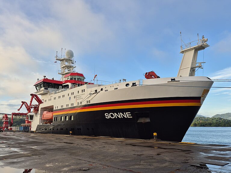 [Translate to English:] Forschungsschiff im Hafen