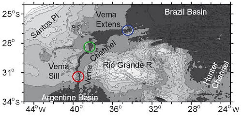 Topographie des Vema-Kanals im Südatlantik. Die farbigen Kreise korrespondieren zu den Messreihen in Abb. 2. Quelle: W. Zenk, IFM-GEOMAR.