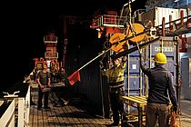 Nach genauer Prüfung bringt das Team der Expedition SO244 des deutschen Forschungsschiff SONNE ein Ozeanbodenseismometer vor der Küste Nordchiles aus. Foto: Jan Steffen/GEOMAR