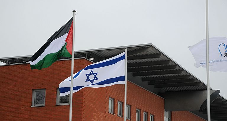 Ungewöhnlicher Anblick: Zur Evaluierung des TRION-Projekts wehte die israelische Flagge neben der palästinensichen am GEOMAR. Foto: J. Steffen, GEOMAR