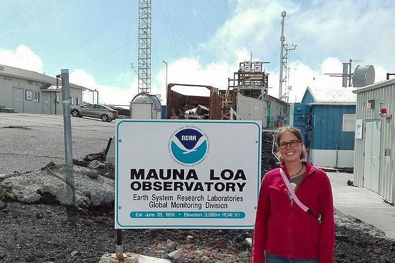 Dr. Mengis visiting the Mauna Loa CO2 station in Hawaii. Photo: E. Frenken.
