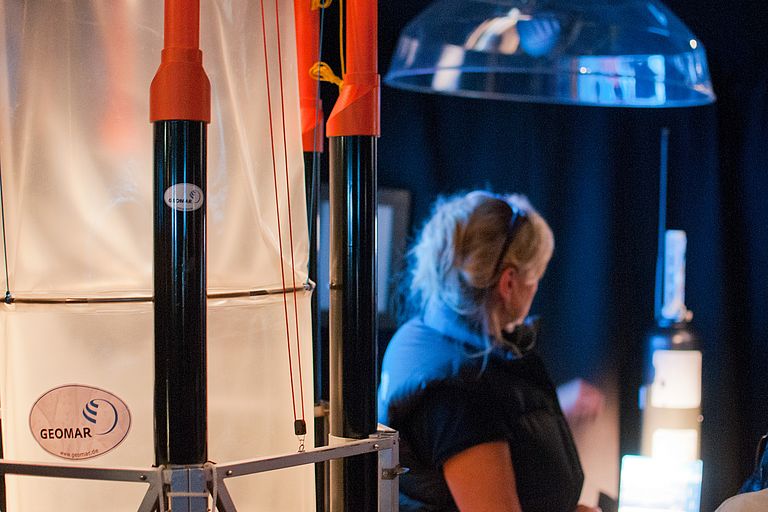 Ein Mesokosmos-Modell veranschaulichte, wie Ozenaversauerung untersucht wird. Foto. J. Steffen, GEOMAR