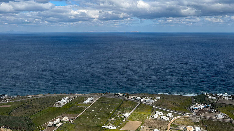 Blick von einer Insel über das Meer, am Horizont sind weitere Inseln zu erkennen.