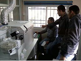 Students from AlQuds University perform first element analyses on the Agilent Quadrupol MS.