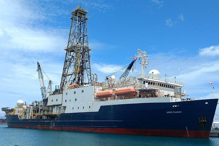 Die JOIDES Resolution, das Forschungsschiff des International Ocean Discovery Program