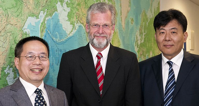 Botschaftsrat Meng Shuguang (r.) und der erste Botschaftssekretär Zhang Kuai (l.) informierten sich bei GEOMAR-Direktor Professor Peter Herzig über chinesisch-deutsche Kooperationen in der Meeresforschung. Foto: J. Steffen, GEOMAR