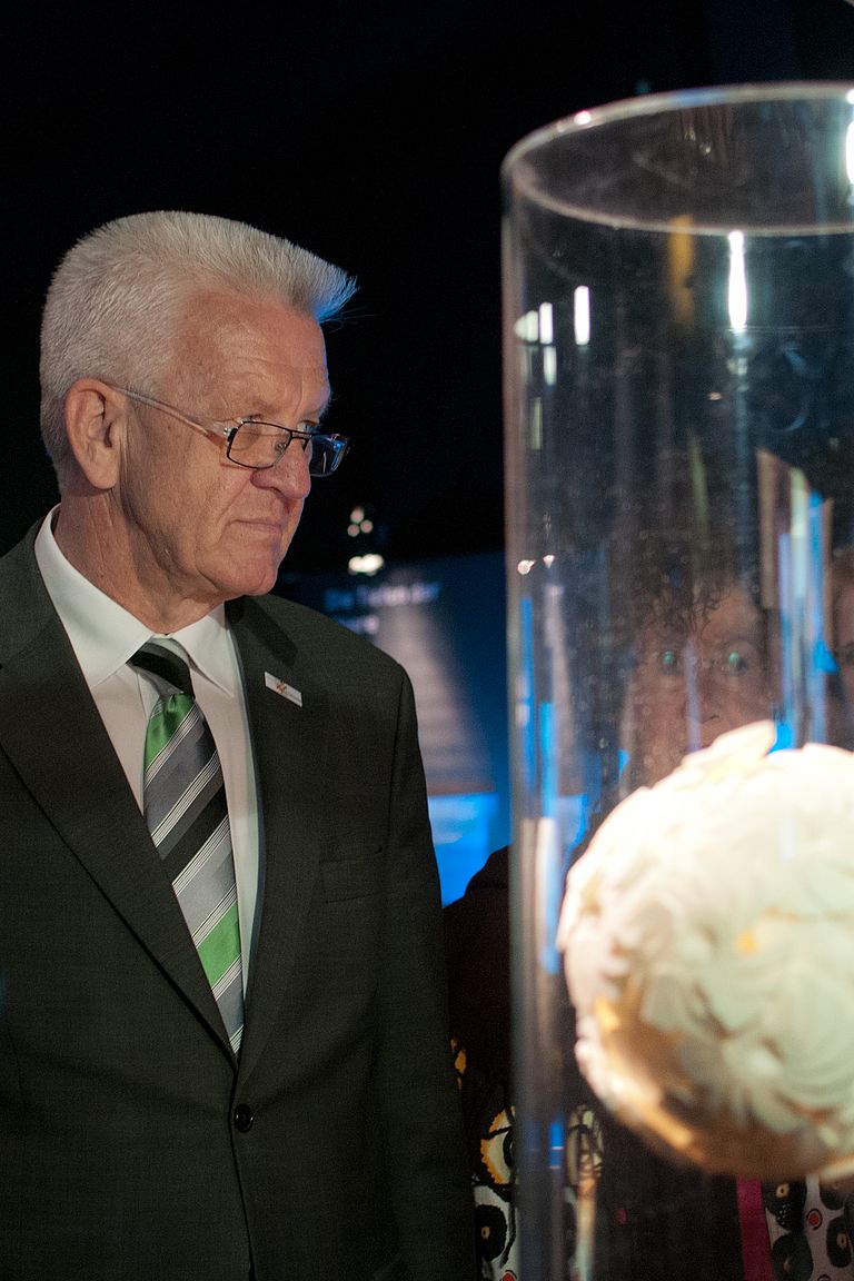 Winfried Kretschmann vor dem Ausstellungsmodul zur Ozeanversauerung. Foto: J. Steffen, GEOMAR