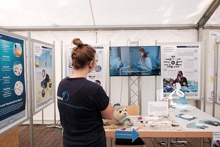 Viel Informationsmaterial zu den vielfältigen Projekten des GEOMAR erwartet die Gäste im Ausstellungszelt. Auch das Nachwuchsförderungsprogramm GAME wird hier vorgestellt. Photo: Jan Steffen / GEOMAR