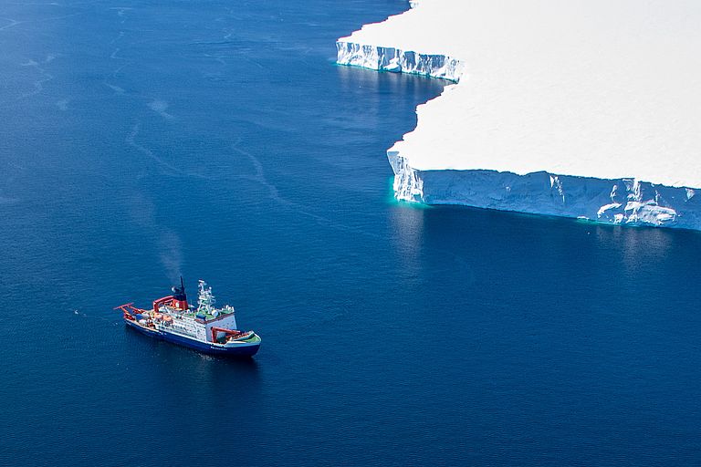Research icebreaker POLARSTERN at the Denman Glacier. Photo: Marcus Gutjahr, GEOMAR