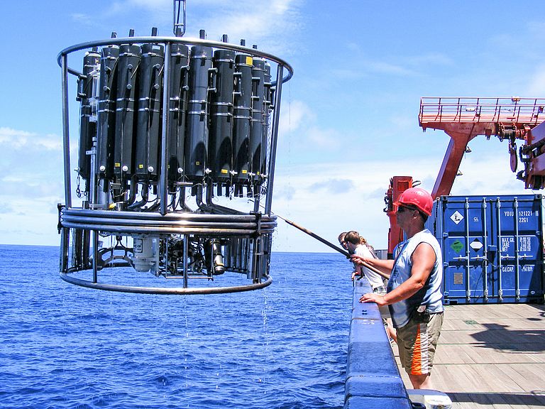 Wasserprobennahme mit einem Kranzwasserschöpfer. Der Sonderforschungsbereich 754 untersucht seit 2008 intensiv die Sauerstoffminimumzonen im tropischen Atlantik und Pazifik. Foto: Martina Lohmann, GEOMAR.