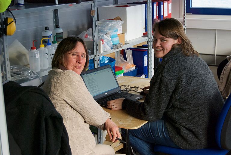 Die beide Hauptautorinnen der neuen Studie, Dr. Catriona Clemmesen (li.) und Dr. Martina Stiasny (re.), bei der Datenauswertung. Foto: Felix Mittermayer/GEOMAR