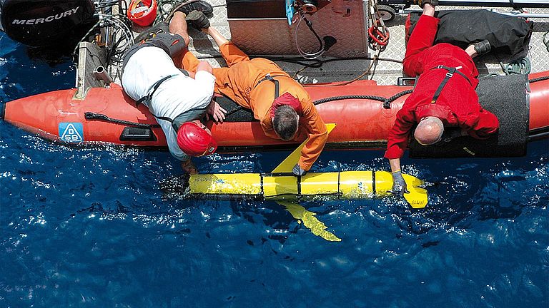 Since the mid-2000s, underwater gliders have also been used. These autonomous diving robots have increased the radius of action enormously.